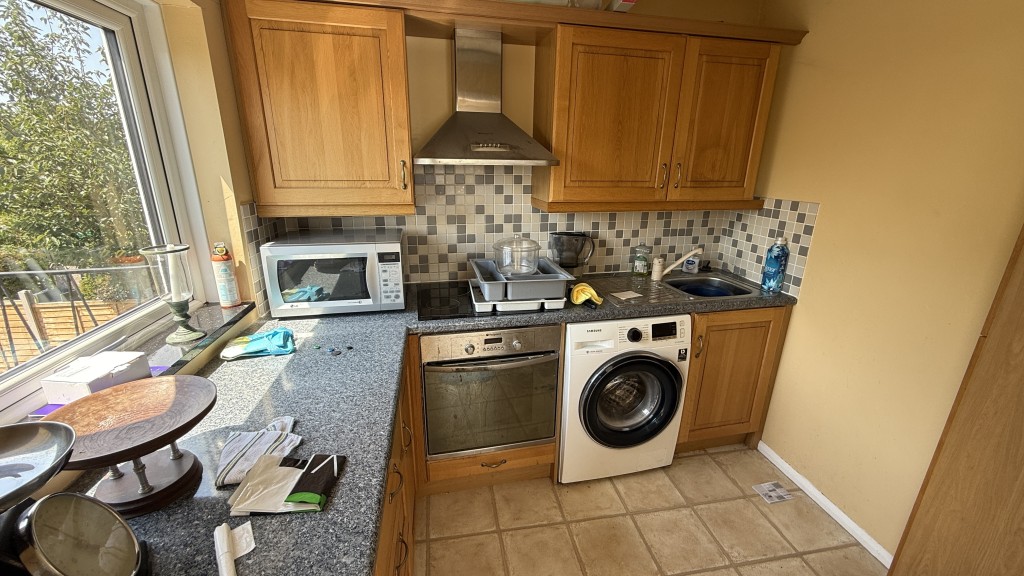 Lot: 104 - FIRST FLOOR TWO-BEDROOM MAISONETTE WITH BALCONY GARDEN AND PARKING - Internal image of kitchen